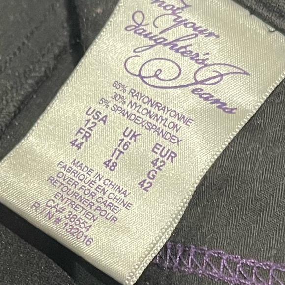 NYDJ Ponte Cargo Pants. Size 12. Inseam 27”. Waist 16.5”. EUC - Picture 3 of 6